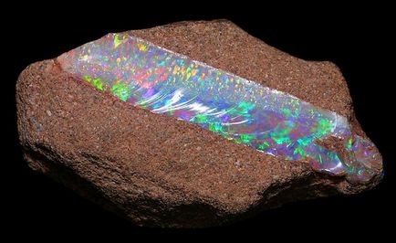 Black australian opal frumusete magice într-o singură piatră