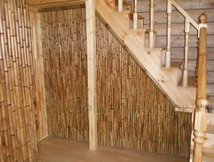 Design interior al holului cu tapet de bambus