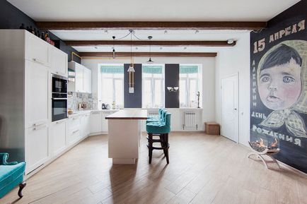 Designul interior al unei camere de bucătărie din casă familială într-o casă privată și accente luminoase