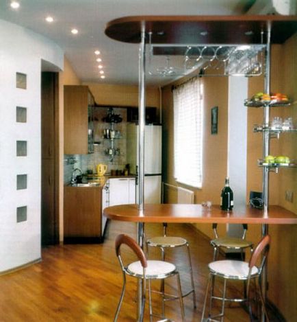 Proiectarea bucătăriei cu un contor de bar între camera de zi (hol)