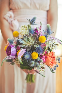 Floristica în detaliile mirelui la nuntă