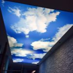 Imprimarea fotografiilor a cerului cu nori pe tavanul întins