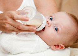 Hrănirea artificială a unui nou-născut