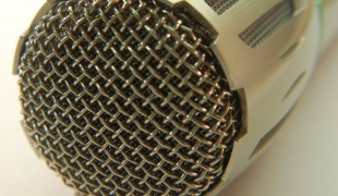 Cum se conectează microfonul la difuzoare