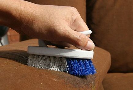 Cum de a curăța canapeaua de la petele chimice de uz casnic sau remedii folk ușor materie