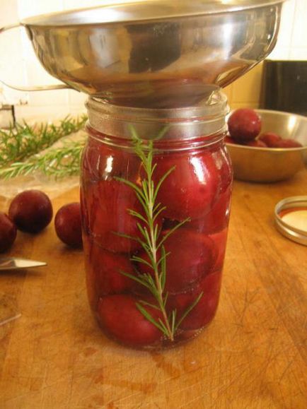 Cum sa faci un compot de prune de cires cu oase pentru iarna