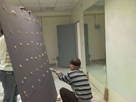 Cum să atașați o oglindă la perete prin toate modurile de instalare, luând în considerare materialele de perete