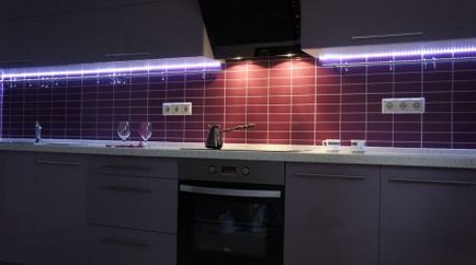 Як розташувати світильники на натяжній стелі на кухні
