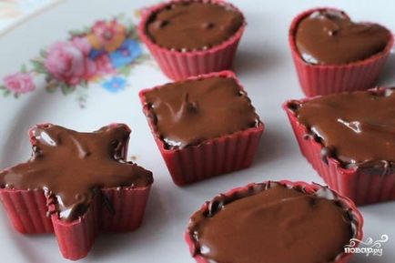 Як зробити шоколадні цукерки з начинкою в силіконової формі поетапно