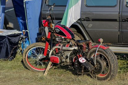 Motocicletă personalizată Dnepr sau doar un cric