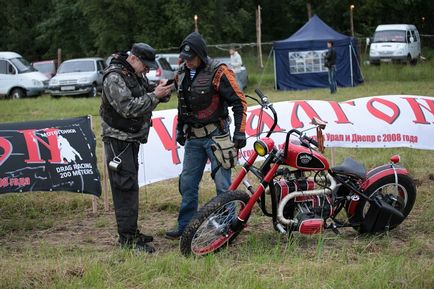 Motocicletă personalizată Dnepr sau doar un cric