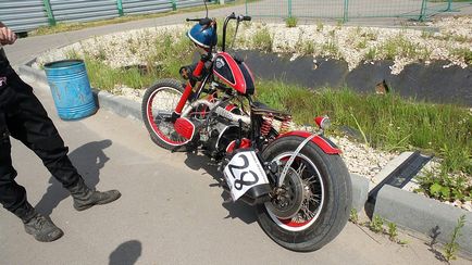 Motocicletă personalizată Dnepr sau doar un cric