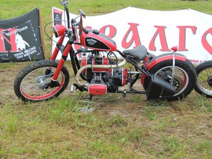 Motocicletă personalizată Dnepr sau doar un cric