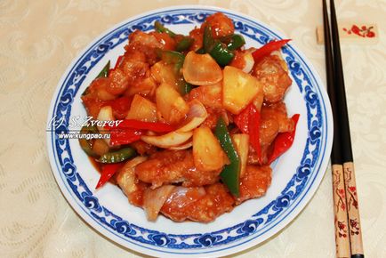 Carne de porc dulce și acru în chineză, rețete de bucătărie chineză cu o fotografie