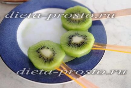 Kiwi în ciocolată pe un stick, o rețetă cu o fotografie