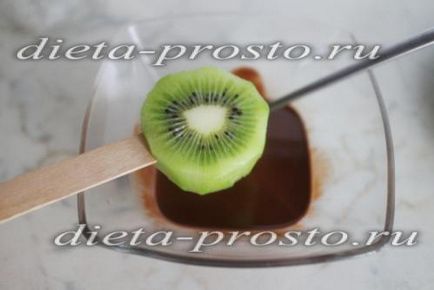 Kiwi în ciocolată pe un stick, o rețetă cu o fotografie