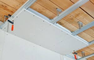 Fixarea panourilor din plastic pe tavan