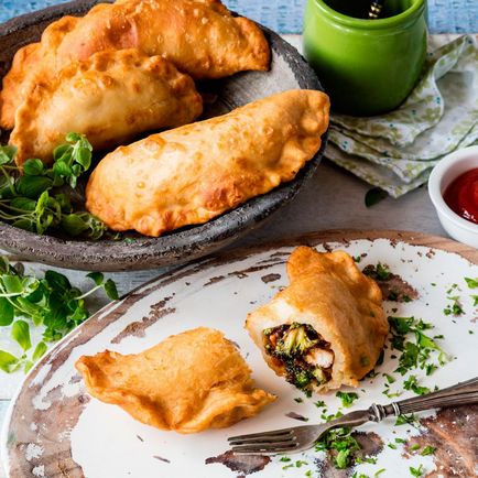 Rețete culinare - empanadas cu pui și legume - cu instrucțiuni de fotografie și video pe site