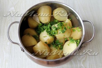 Új burgonya vaj gyógynövények recept egy fotó