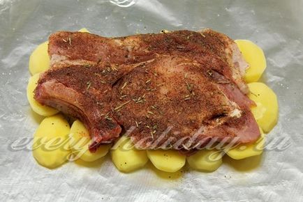 Carne, coaptă în cuptor cu cartofi cu fotografie