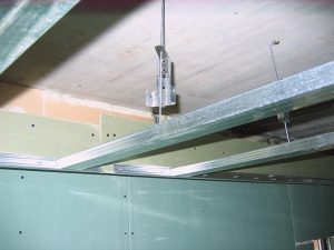 Cele mai frecvente erori la instalarea plafoanelor suspendate din plăci de ghips