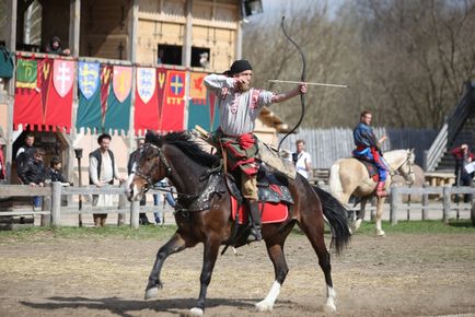 Pe un cal cu o armă sau cu o renaștere a arcului legendei din Asia