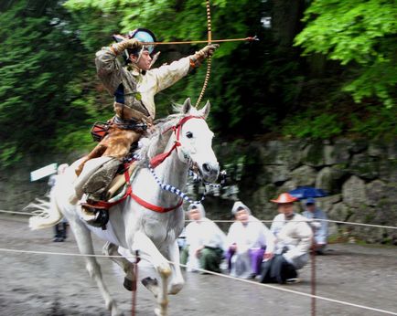 Pe un cal cu o armă sau cu o renaștere a arcului legendei din Asia