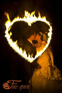 O inimă de foc (de ardere) pentru o nuntă este un dar ideal pentru noii soți, un spirit de foc de teatru de foc