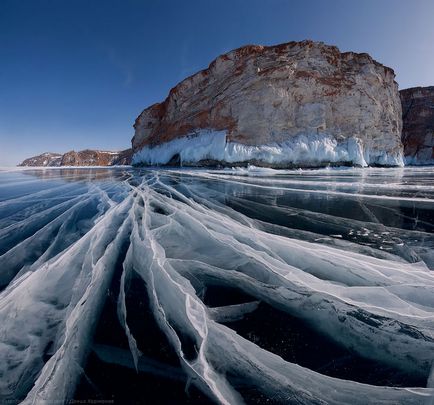 Близько 20 приголомшливих фотографій заморожених озер, ставків і океанів, ніби вийшли з іншого