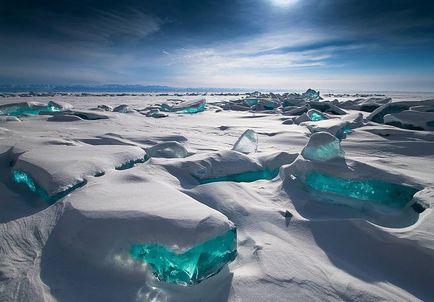 Близько 20 приголомшливих фотографій заморожених озер, ставків і океанів, ніби вийшли з іншого