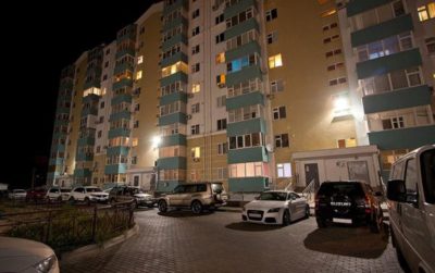 Iluminarea teritoriului adiacent al normei clădirilor de apartament, care este responsabil și, de asemenea, pentru a cărui cont