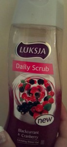 Відгук, огляд гелю для душу luksja з серії daily scrub з запахом blackcurrant & amp; cranberry