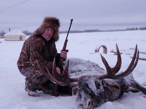 Vânătoare pentru un elan în timpul iernii, cu o abordare și o skada