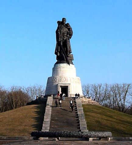 Monumentul unui soldat cu o fată în brațe și povestea lui