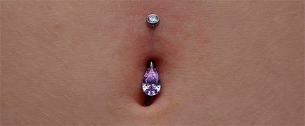 Bauchnabelpiercing különösen szúrás, gondozás és fotó (ellátás) Köldök piercing szúrás különösen, ellátás és fotó