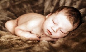 De ce stomacul puchit al unui nou-născut, mamele despre copii