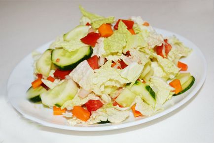 Корисний і смачний салат з капусти з огірком рецепт