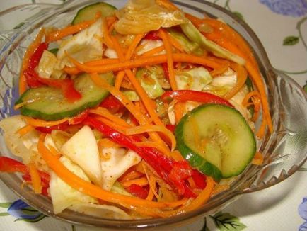 Корисний і смачний салат з капусти з огірком рецепт
