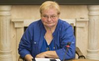 Politológus Āboltiņa hagyja, hogy megtartja befolyását
