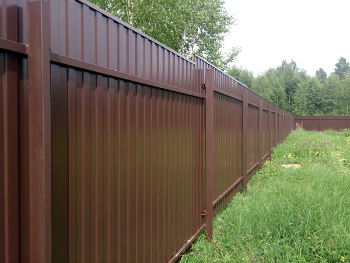 Recomandări practice pentru instalarea unui gard din carton ondulat