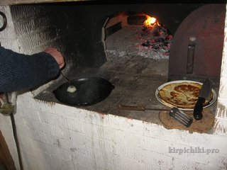 Főzés palacsinta az orosz kályha