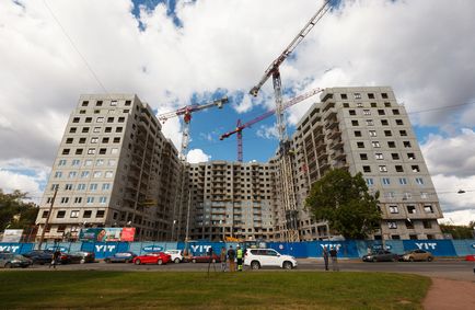 A projektek, a macska és a kis épület, egy park a közelben - a lakáspiac - sajtó (ház) A projektek, a macska és a kis épület, egy park a közelben - a lakáspiac - újság