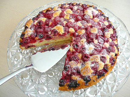 Простий пиріг з вишнею, рецепт приготування