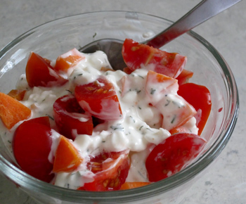 Рецепт салату з помідорами і сухариками - салат з сухариками від 1001 їжа