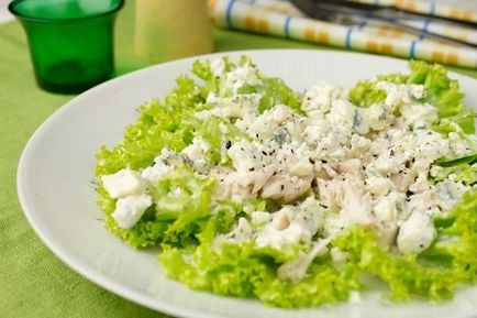Salată verde cu pui și brânză albastră