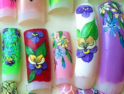Pictura cu vopsele acrilice pe unghii, aranjament floral