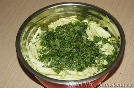 Salata dintr-o rețetă de dovlecei și de varză cu o fotografie, cum să gătești o salată delicioasă cu un suc de fructe