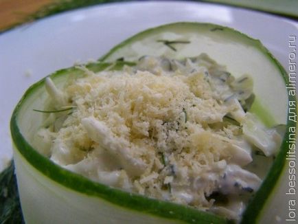 Salată din varză cu brânză și castraveți, peste o ceașcă de ceai