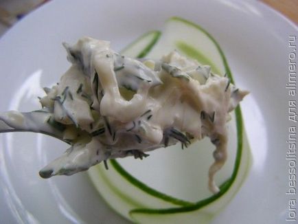 Salată din varză cu brânză și castraveți, peste o ceașcă de ceai