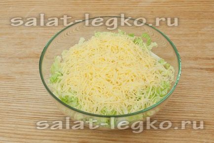 Салат з капусти з сиром і яйцем рецепт